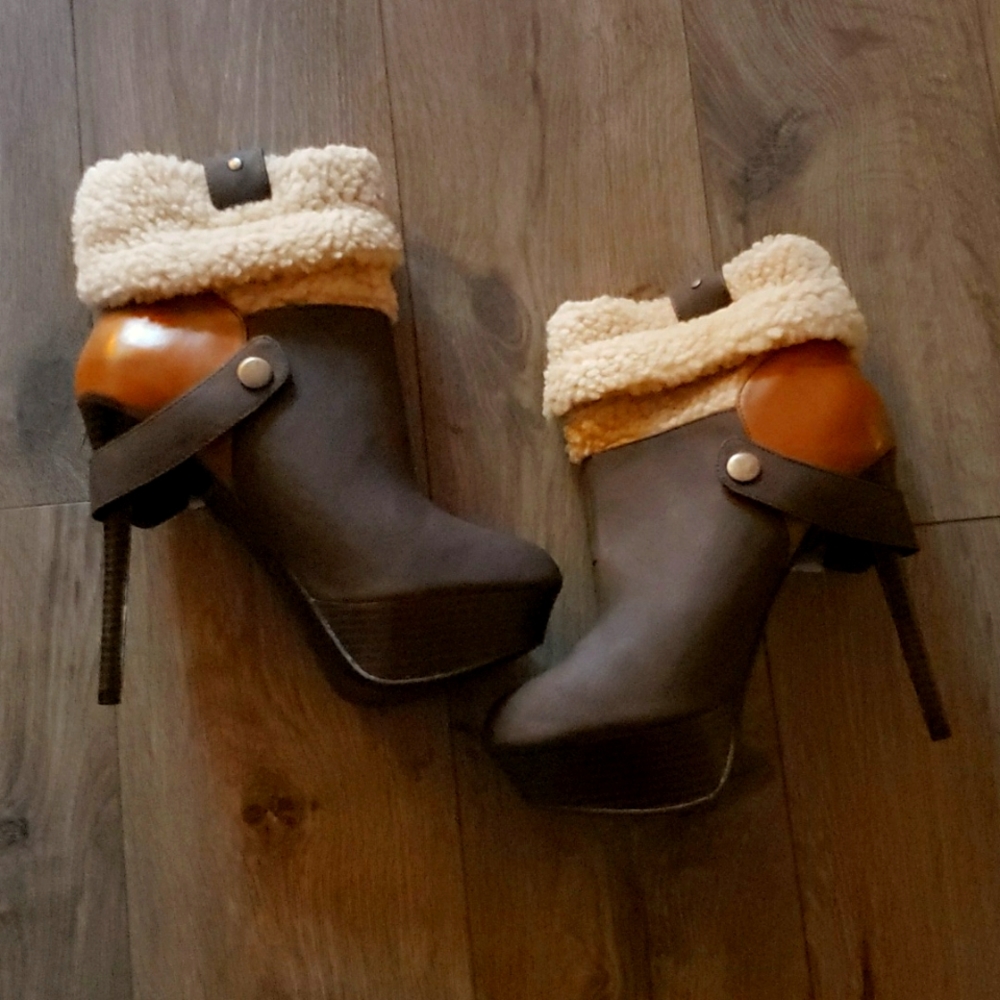 Chocolate winter bootie